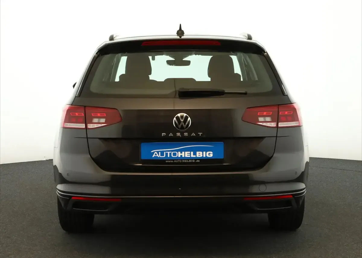 Gebraucht VW Passat 150 PS (110 kW) 2022 Mangangrau metallic Kombi
