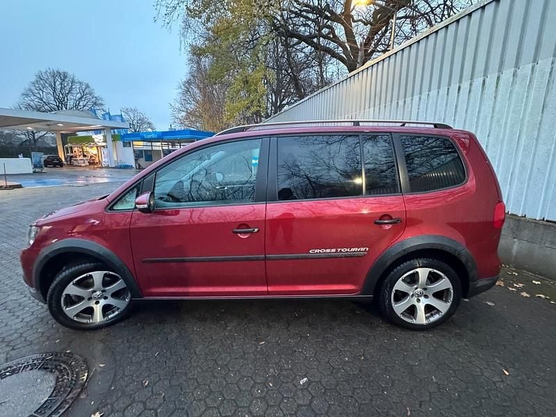 Gebraucht VW Touran Cross 105 PS (77 kW) 2011 Rot Van / Kleinbus