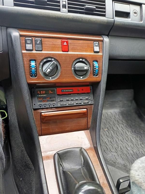 Gebraucht Mercedes E300 109 PS (80 kW) 1987 Rot Limousine