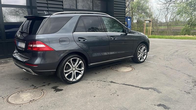 Gebraucht Mercedes ML350 258 PS (189 kW) 2013 Grau SUV