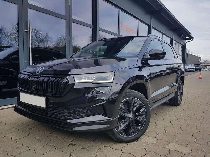 Black magic (1z1z) Neu 2025 Skoda Karoq SportLine SUV | 35.240 € (Fairer Preis) - Bild 1/4