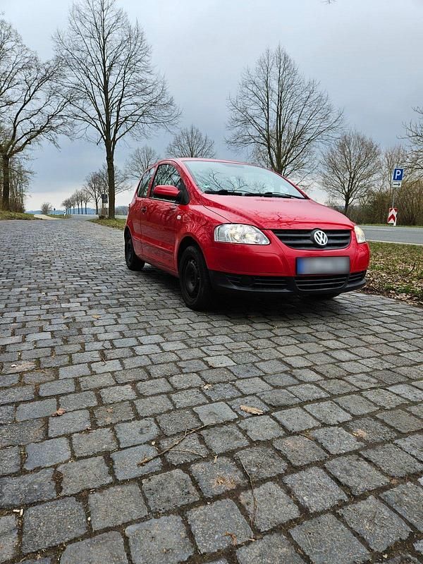 Gebraucht VW Fox 54 PS (39 kW) 2011 Rot Kleinwagen