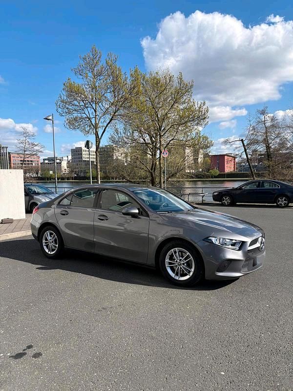 Gebraucht Mercedes A180 136 PS (100 kW) 2020 Grau Limousine