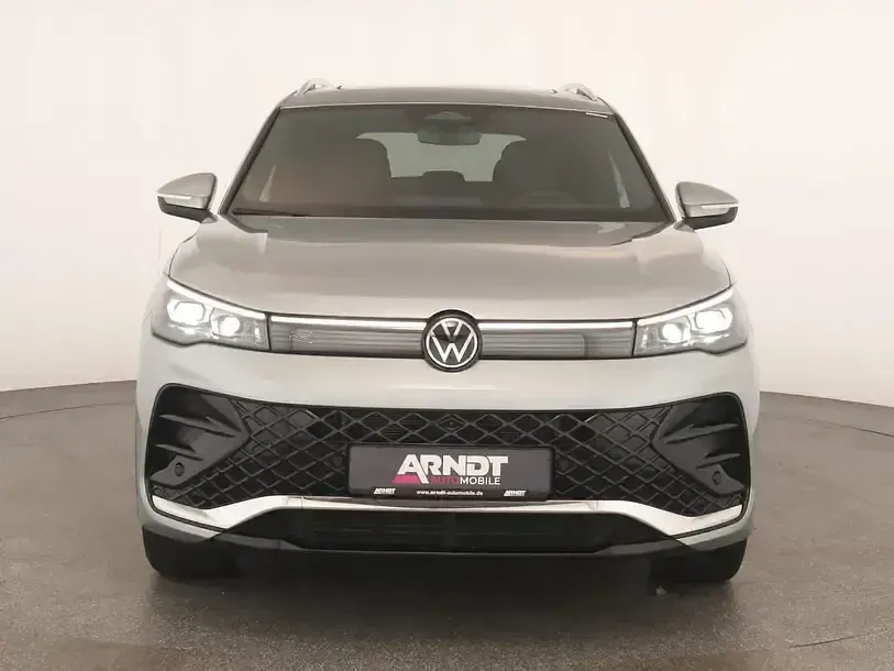 Gebraucht VW Tiguan R-line 193 PS (141 kW) 2024 Oyster silver SUV