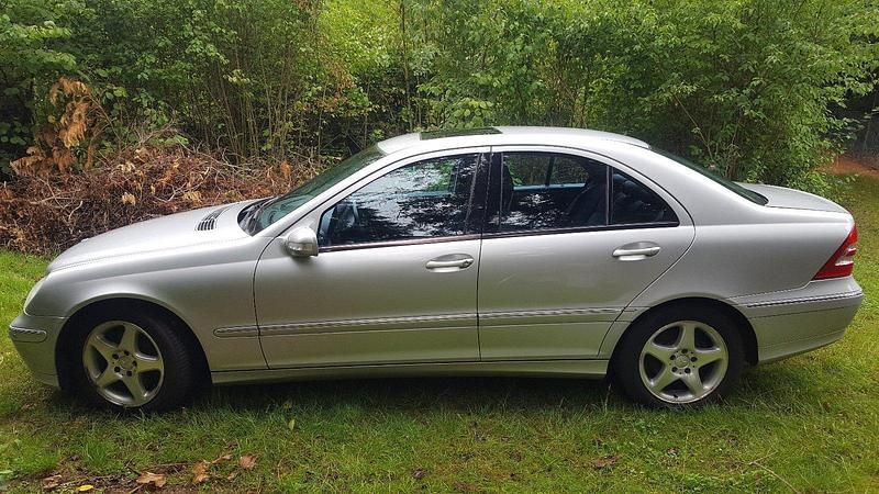 Silber Gebraucht 2003 Mercedes C180 Limousine | 1.600 € (Superpreis) - Bild 1/4
