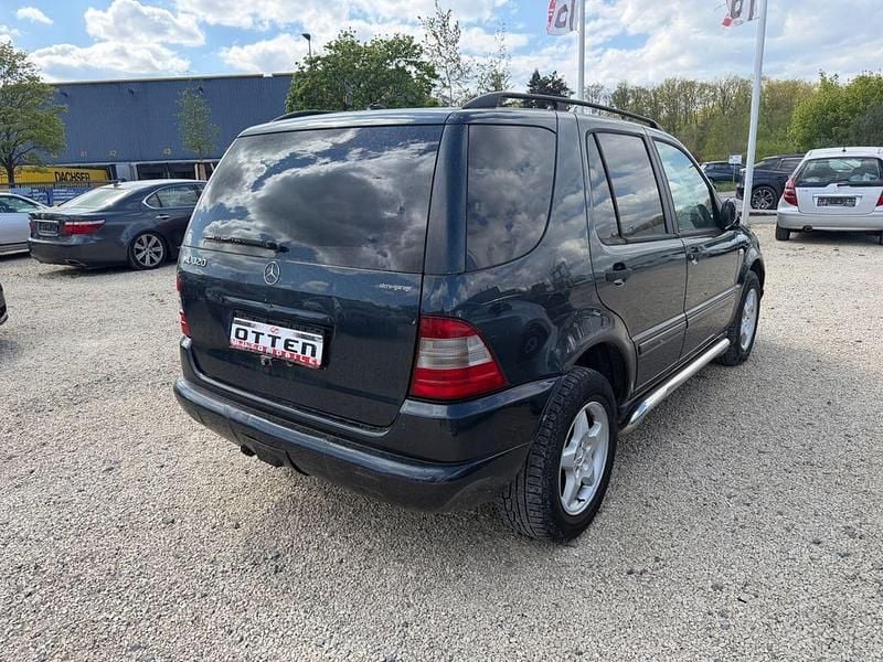 Second-hand Mercedes ML320 218 CP (160 kW) 2000 Negru SUV