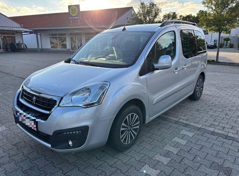 Silber Gebraucht 2016 Peugeot Partner Tepee Van / Kleinbus | 4.999 € (Guter Preis) - Bild 1/4