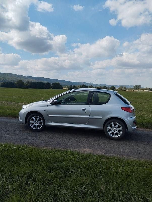 Silber Gebraucht 2010 Peugeot 206+ Kleinwagen | 4.300 € (Etwas zu teuer) - Bild 1/4
