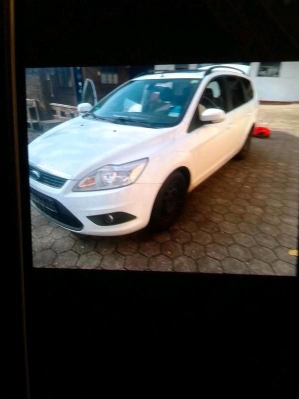 Weiß Gebraucht 2010 Ford Focus Kombi | 400 € (Superpreis) - Bild 1/4