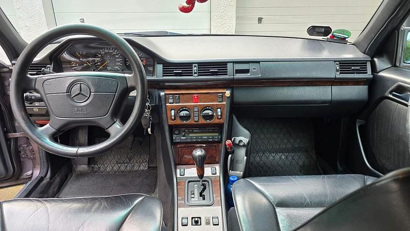 Gebraucht Mercedes E260 160 PS (117 kW) 1992 Limousine