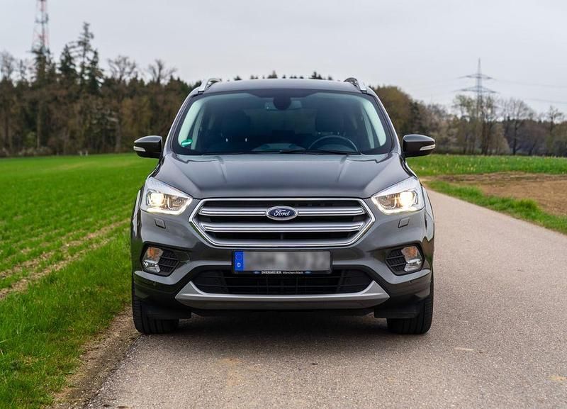 Gebraucht Ford Kuga Titanium 179 PS (131 kW) 2018 Grau SUV