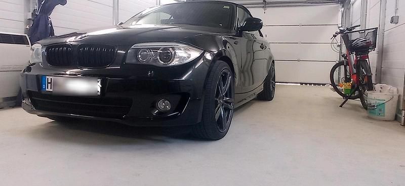 Schwarz Gebraucht 2011 BMW 118 Cabriolet Cabrio | 11.900 € (Teuer) - Bild 1/4
