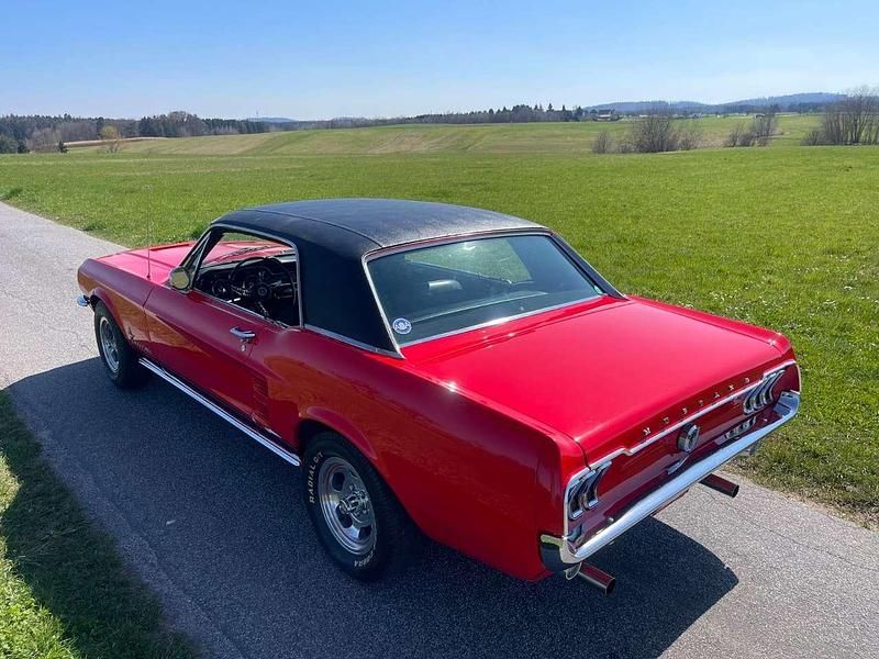 Rot Gebraucht 1967 Ford Mustang Coupé | 33.800 € - Bild 1/4