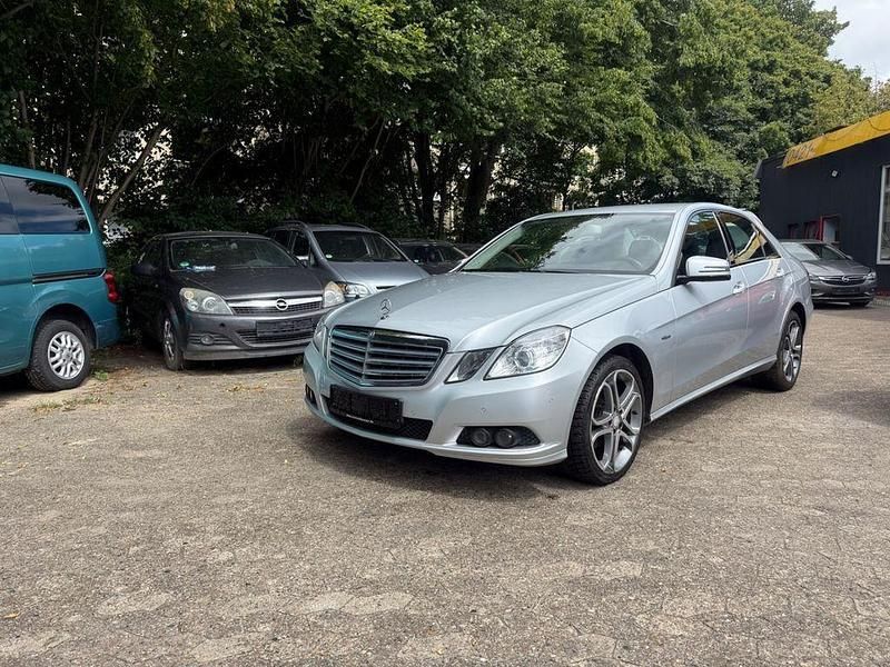Silber Gebraucht 2009 Mercedes E220 Limousine | 8.300 € (Superpreis) - Bild 1/4