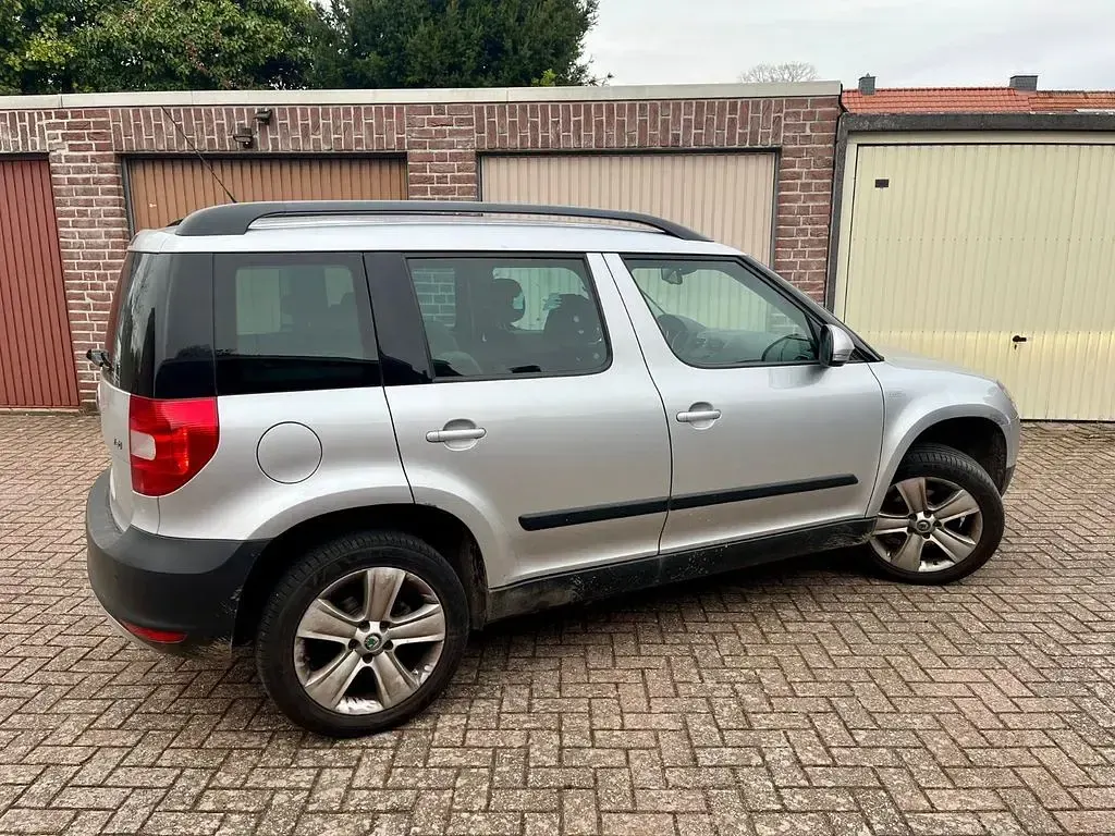 Gebraucht Skoda Yeti Family 105 PS (77 kW) 2012 Silber SUV