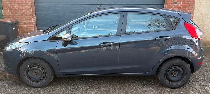 Grau Gebraucht 2013 Ford Fiesta Trend Kleinwagen | 4.999 € (Fairer Preis) - Bild 1/4