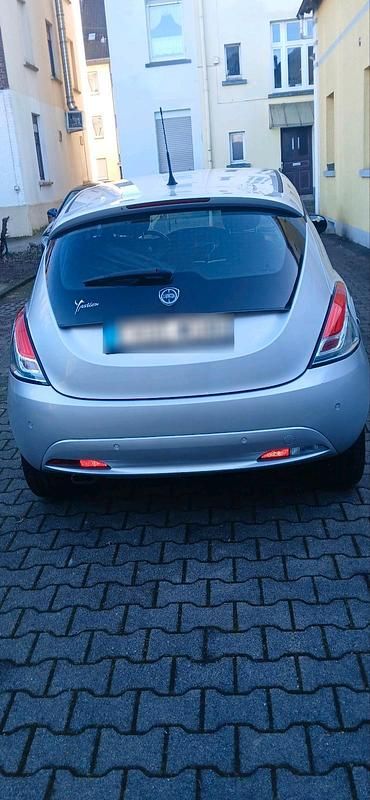 Gebraucht Lancia Ypsilon 95 PS (69 kW) 2018 Silber Kleinwagen