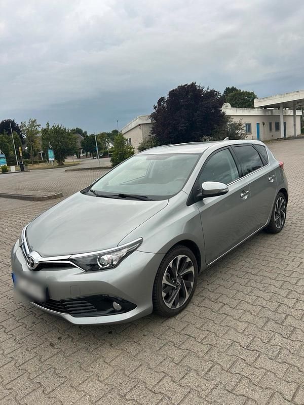 Grau Gebraucht 2015 Toyota Auris Limousine | 9.999 € - Bild 1/4