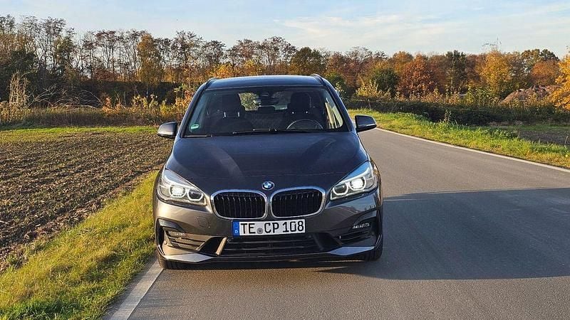 Grau Gebraucht 2017 BMW 218 Active Tourer Van / Kleinbus | 13.300 € (Guter Preis) - Bild 1/4
