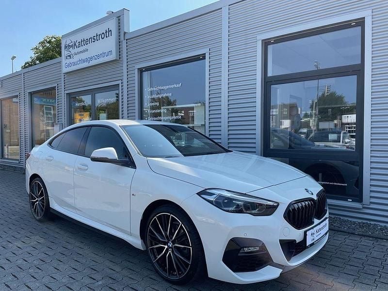 Weiß Gebraucht 2023 BMW 218 M Sport Limousine | 29.890 € (Fairer Preis) - Bild 1/4