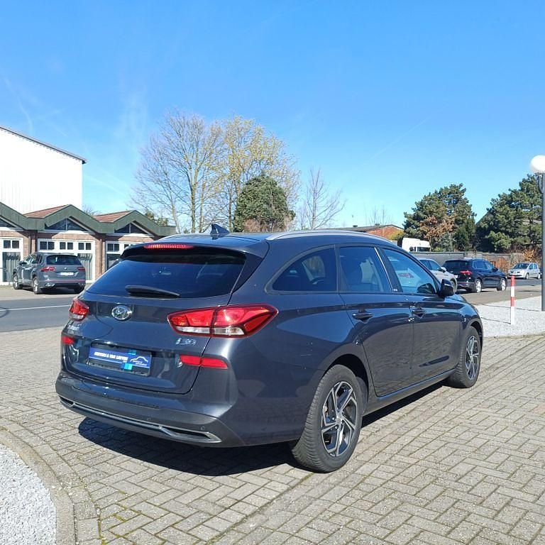 Gebraucht Hyundai i30 Intro Edition 120 PS (88 kW) 2021 Grau Limousine