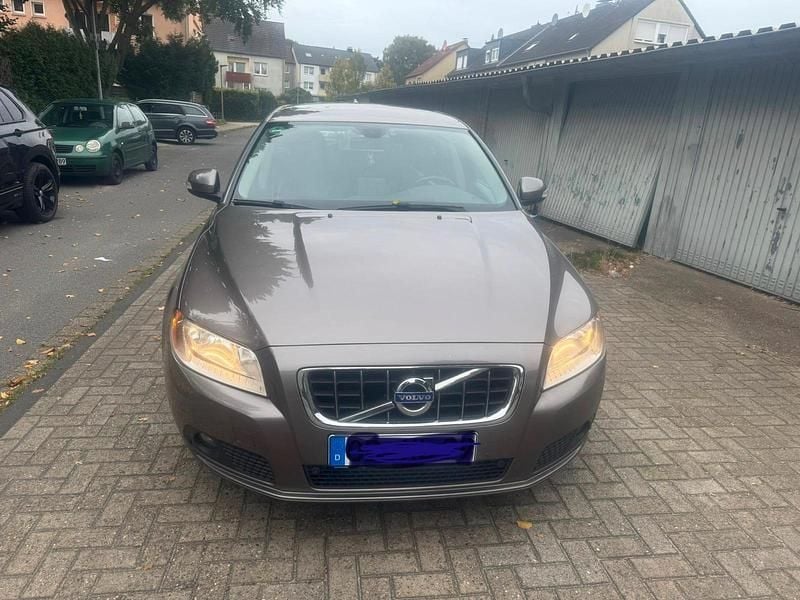 Grau Gebraucht 2009 Volvo V70 Kombi | 8.489 € (Fairer Preis) - Bild 1/4