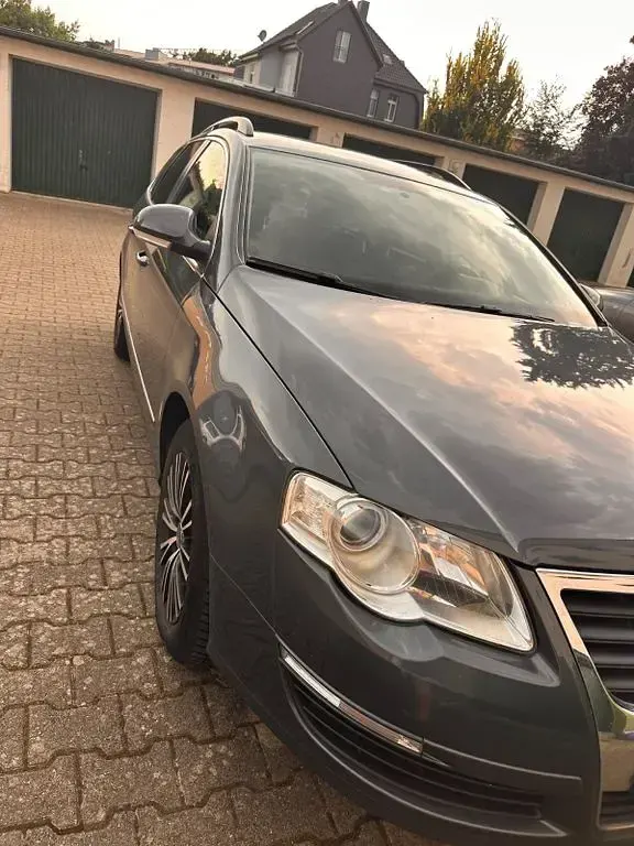 Gebraucht VW Passat Highline 122 PS (89 kW) 2011 Grau Kombi