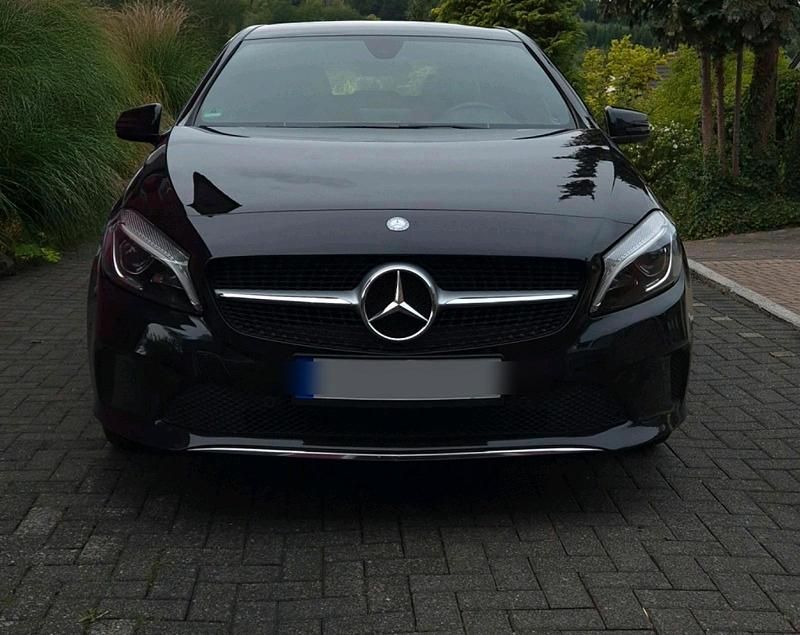 Schwarz Gebraucht 2016 Mercedes A180 Limousine | 13.950 € (Fairer Preis) - Bild 1/4