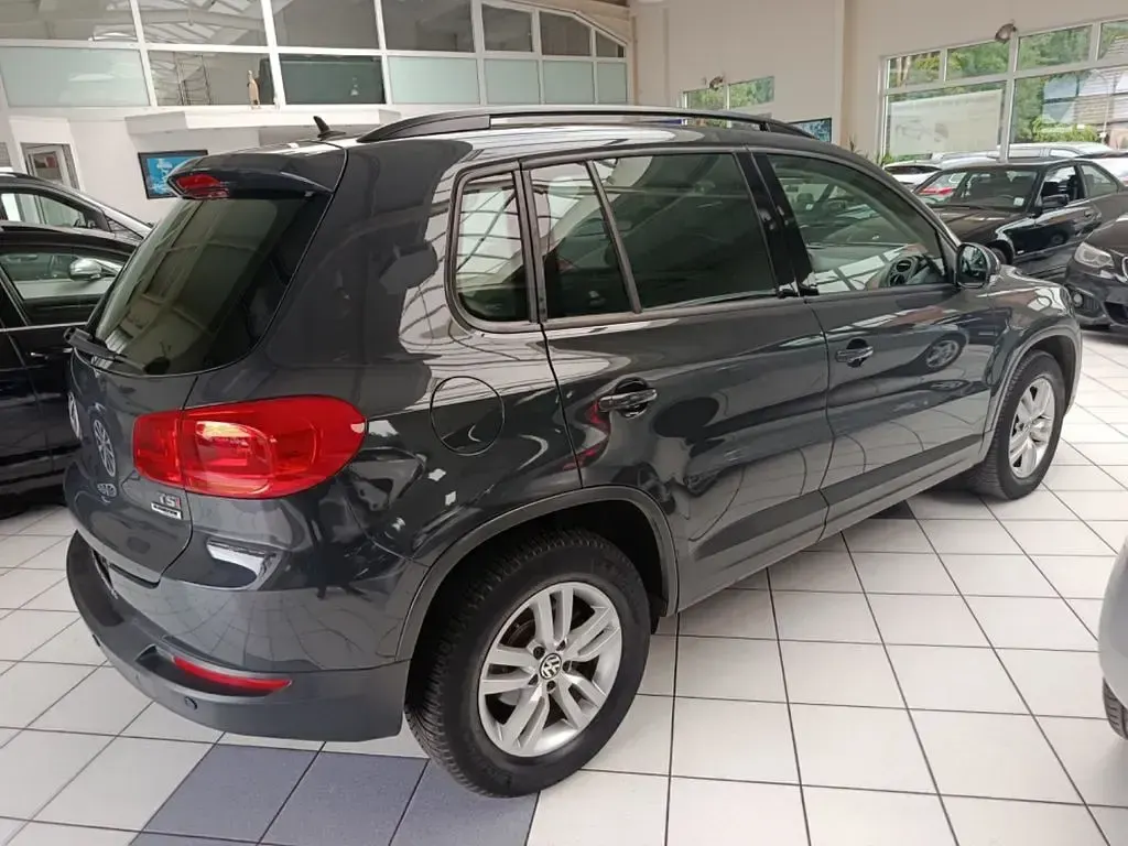 Gebraucht VW Tiguan Trendline 122 PS (89 kW) 2015 Grau SUV