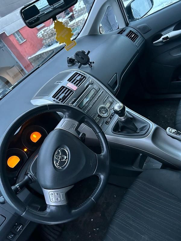Grau Gebraucht 2007 Toyota Auris Kleinwagen | 3.000 € (Fairer Preis) - Bild 1/4