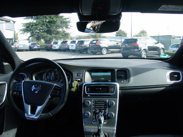 Gebraucht Volvo V60 Summum 181 PS (133 kW) 2015 Schwarz metallic Kombi