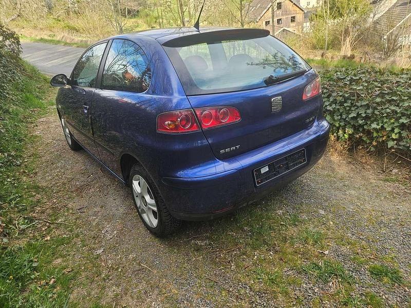 Blau Gebraucht 2004 Seat Ibiza Fresh Limousine | 1.999 € (Fairer Preis) - Bild 1/4