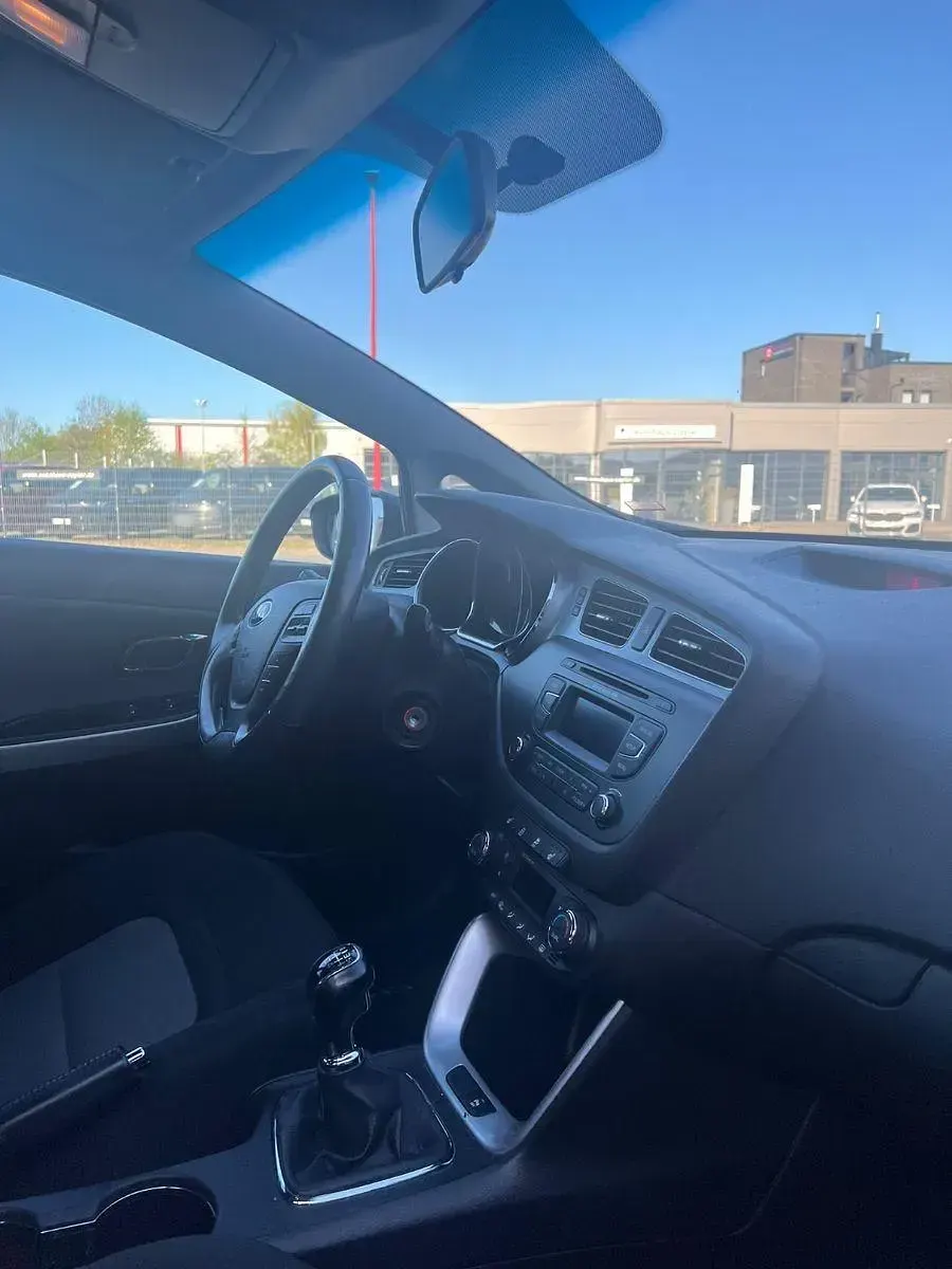 Gebraucht Kia Ceed Vision 99 PS (72 kW) 2015 Grau Kleinwagen