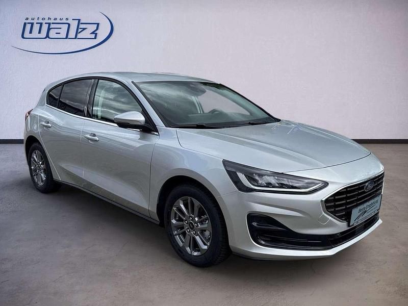 Gebraucht Ford Focus Titanium 125 PS (91 kW) 2025 Polarsilber Limousine