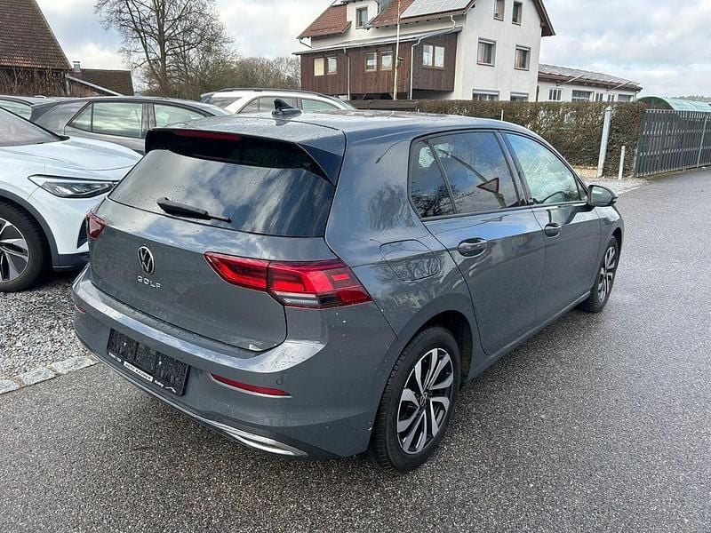 Second-hand VW Golf VIII Active 150 CP (110 kW) 2023 Gri Berlinǎ