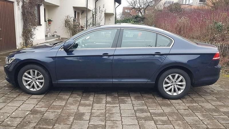Gebraucht VW Passat Comfortline 150 PS (110 kW) 2017 Blau Limousine