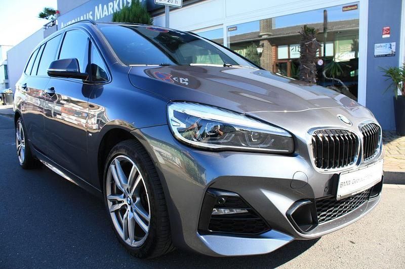 Mineralgrau Gebraucht 2023 BMW 218 Gran Tourer M Sport Van / Kleinbus | 22.499 € (Fairer Preis) - Bild 1/4