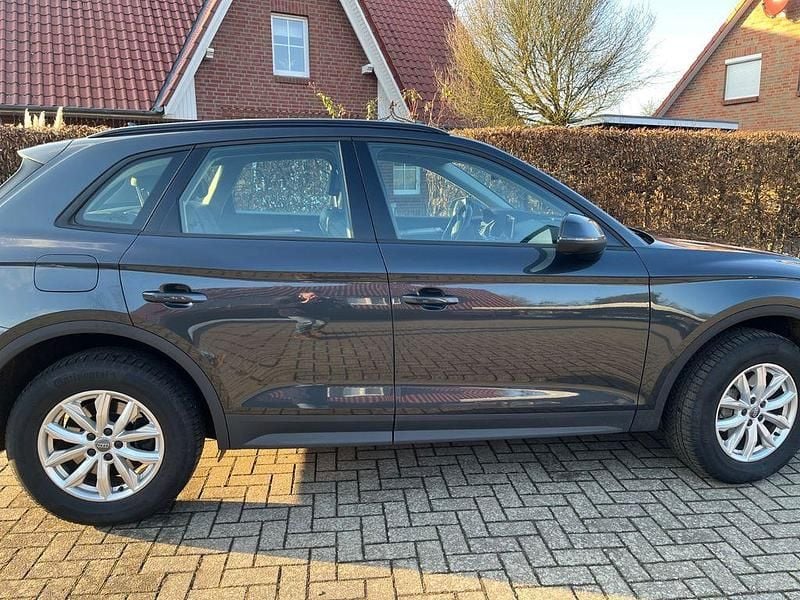Grau Gebraucht 2019 Audi Q5 Ambiente SUV | 25.500 € (Superpreis) - Bild 1/4