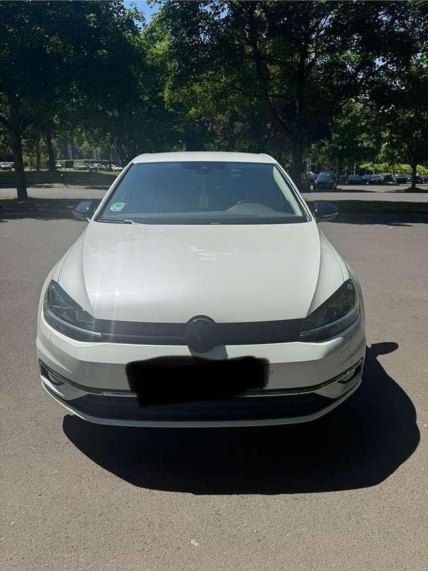 Weiß Gebraucht 2018 VW Golf VII Sound Kleinwagen | 11.990 € (Superpreis) - Bild 1/4