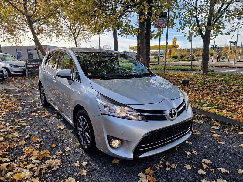 Silber Gebraucht 2014 Toyota Verso Comfort Van / Kleinbus | 12.999 € (Fairer Preis) - Bild 1/4