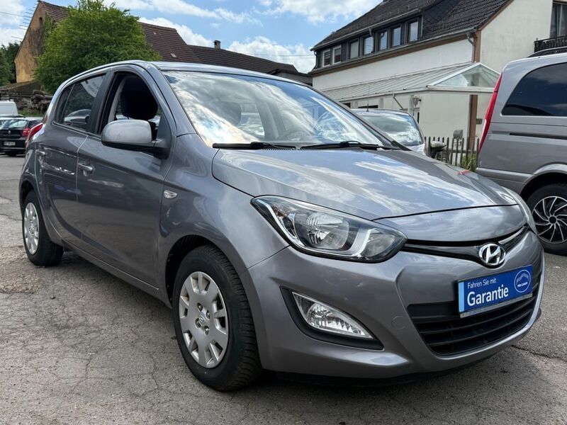 Grau Gebraucht 2012 Hyundai i20 Edition Limousine | 3.750 € (Fairer Preis) - Bild 1/4