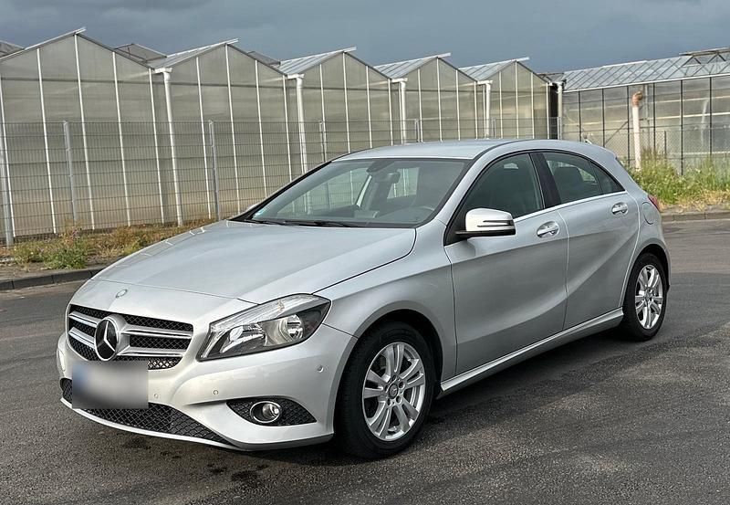 Silber Gebraucht 2014 Mercedes A180 Kleinwagen | 10.500 € (Fairer Preis) - Bild 1/4