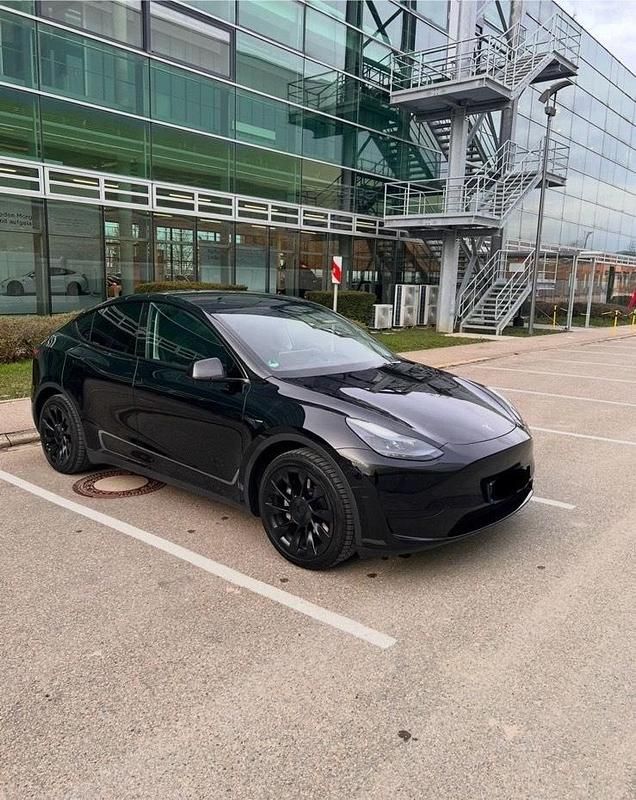 Schwarz Gebraucht 2023 Tesla Model Y Standard Range SUV | 28.900 € (Fairer Preis) - Bild 1/4