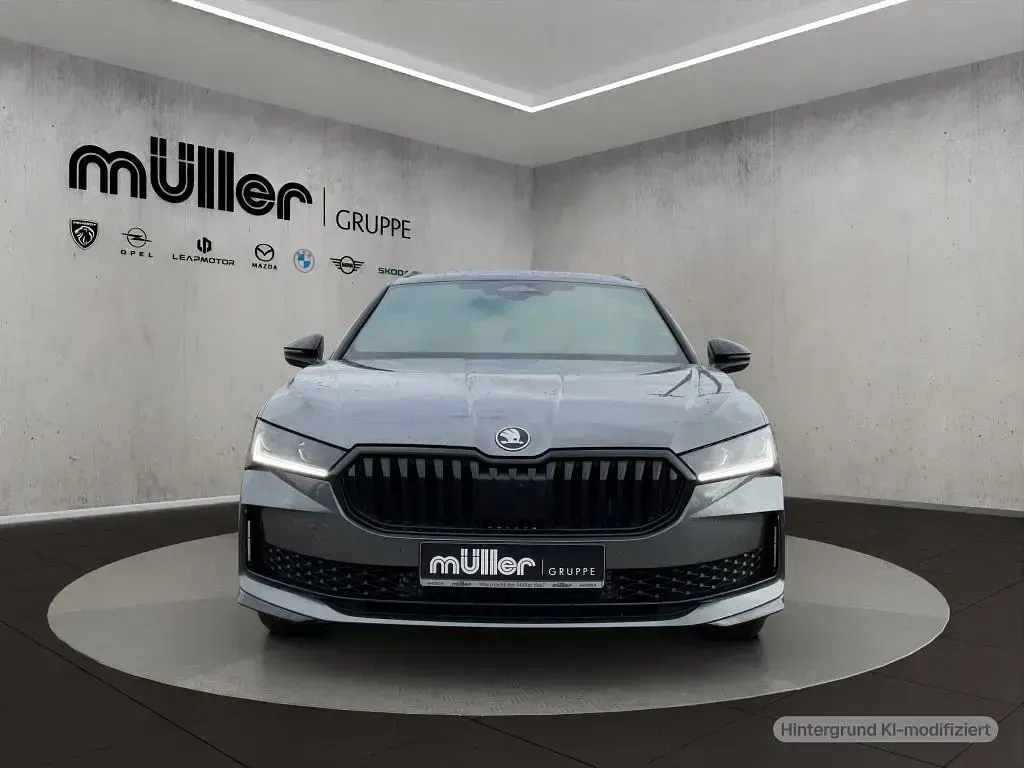 Neu Skoda Superb SportLine 193 PS (141 kW) 2026 Graphitegrau metallic Kombi