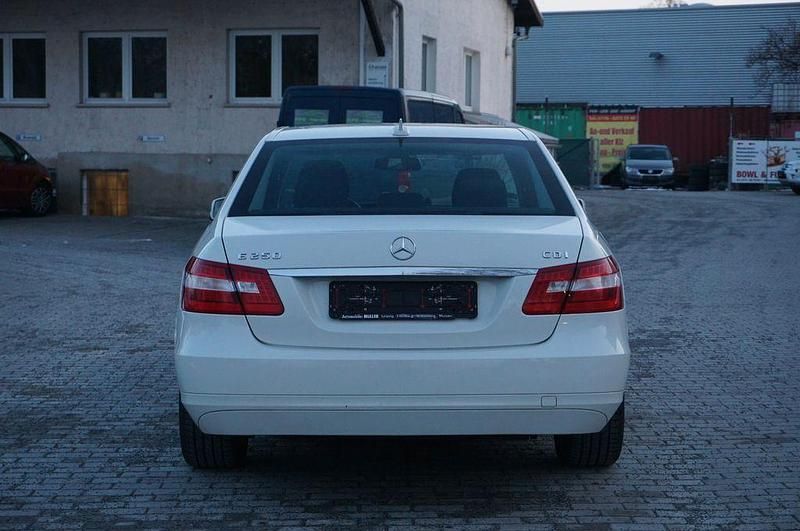 Gebraucht Mercedes E200 136 PS (100 kW) 2011 Weiß Limousine