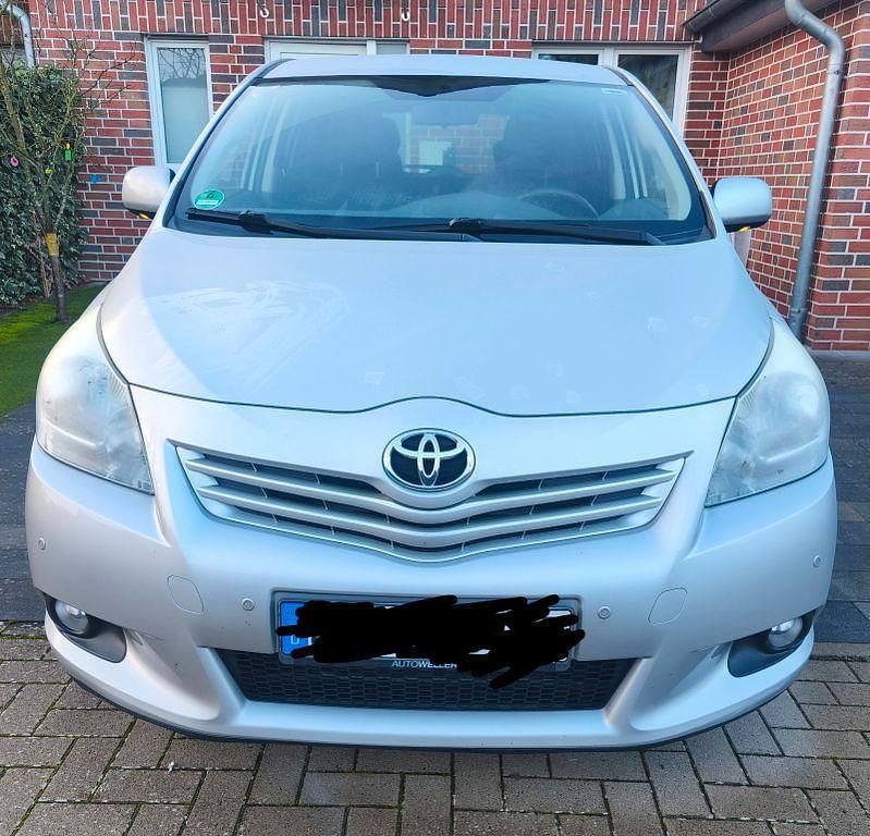 Gebraucht Toyota Verso Travel 126 PS (92 kW) 2012 Silber Van / Kleinbus
