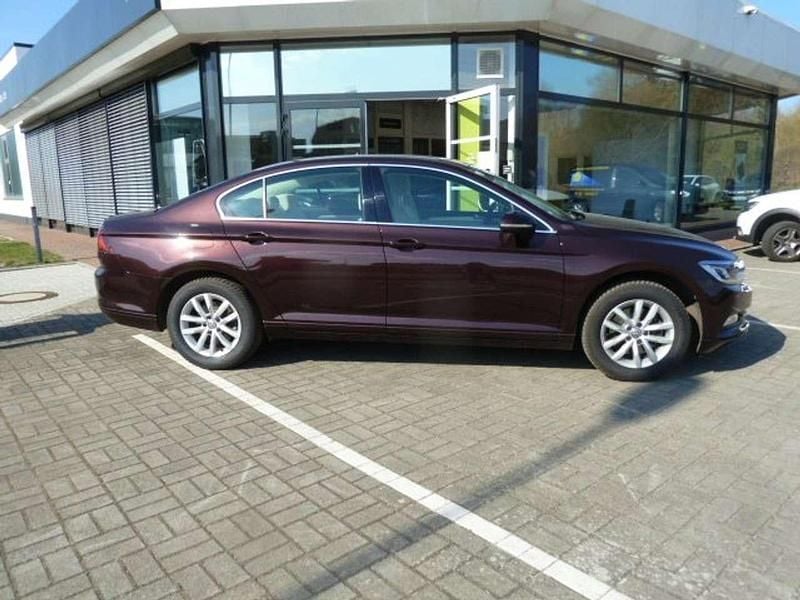 Gebraucht VW Passat Comfortline 150 PS (110 kW) 2017 Crimson red metallic Limousine