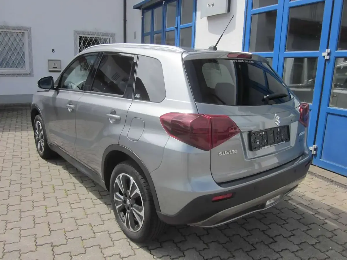 Gebraucht Suzuki Vitara Comfort 116 PS (85 kW) 2022 Galactic gray met. zcd SUV