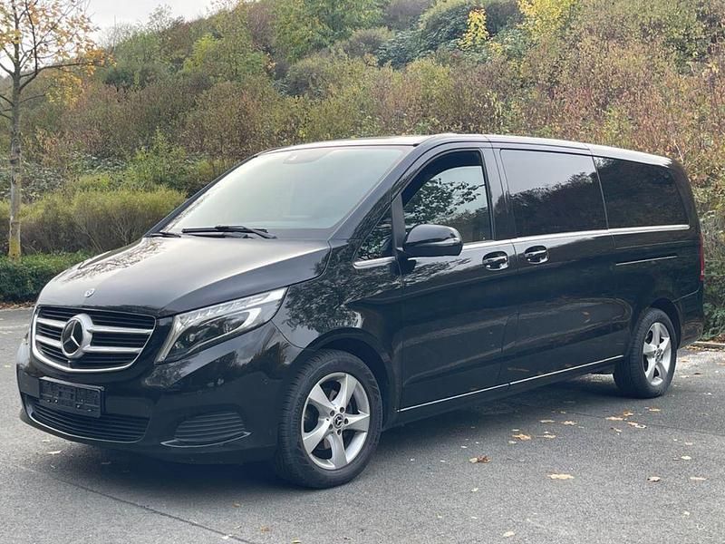 Schwarz Gebraucht 2018 Mercedes V220 Avantgarde Van / Kleinbus | 33.900 € (Fairer Preis) - Bild 1/4