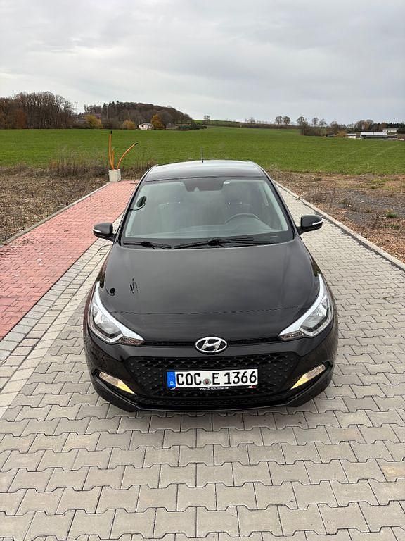 Schwarz Gebraucht 2018 Hyundai i20 Classic Limousine | 7.699 € (Superpreis) - Bild 1/4